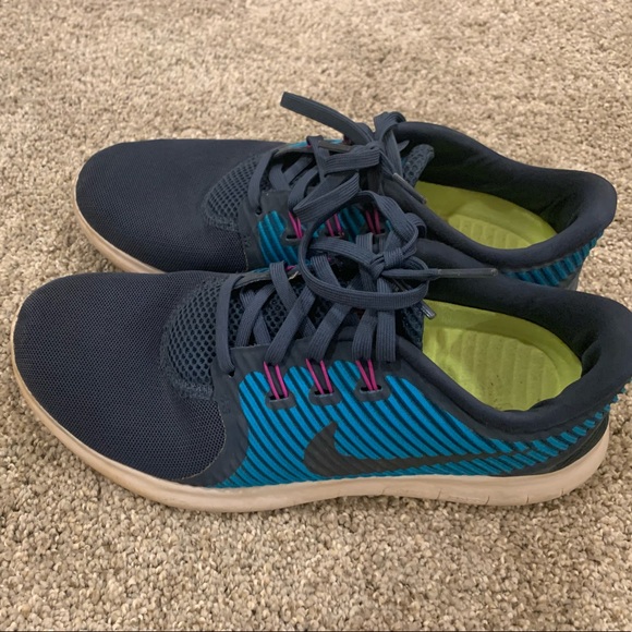 Nike Shoes - Nike free runs